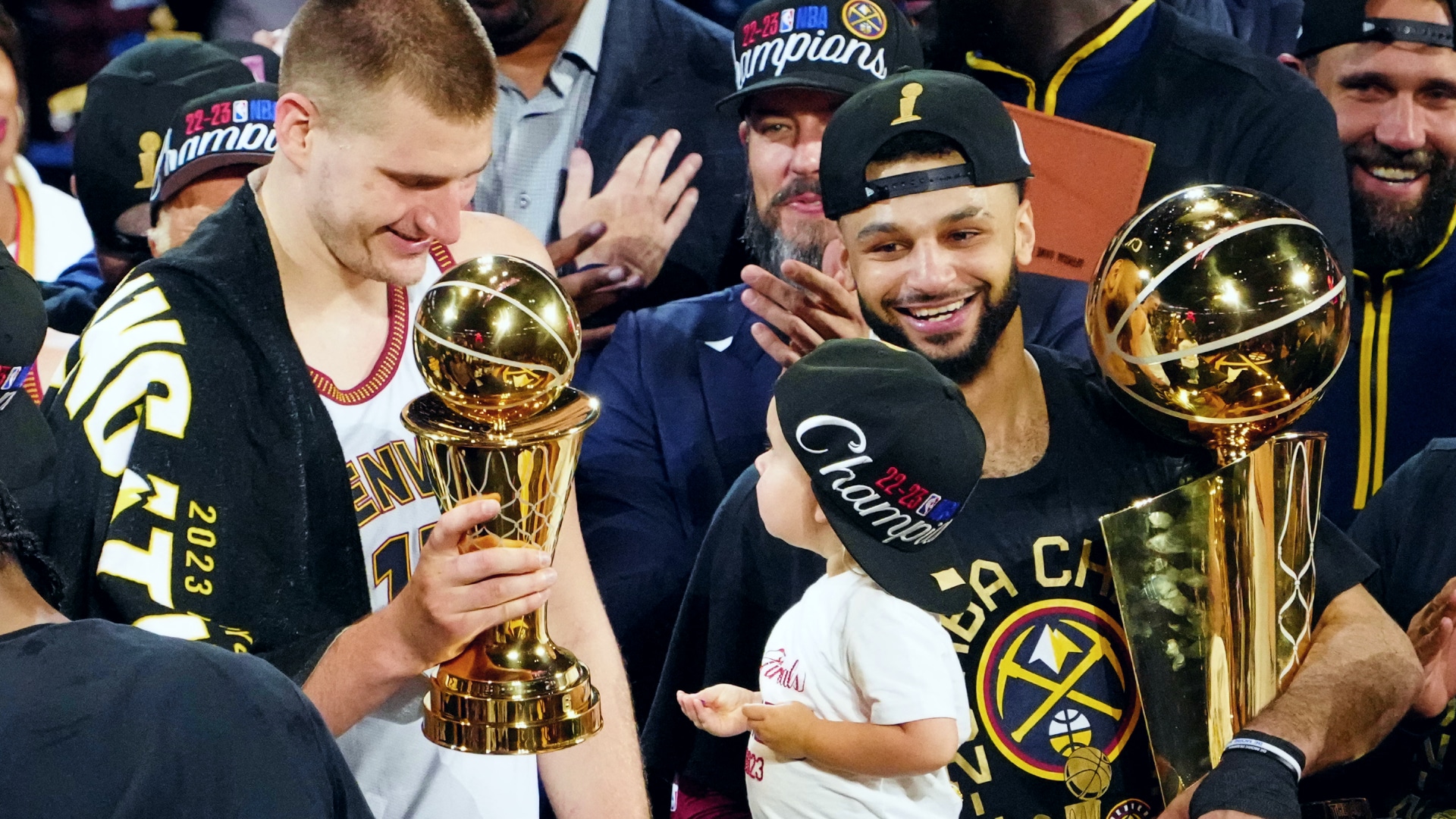 湖人季前赛：雷迪克谈詹姆斯与东契奇互动，强调团队协作与良性竞争